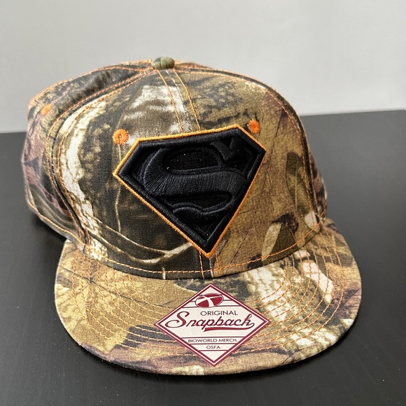 DC Comics Other - DC Comics Superman Logo SnapBack Camo Hat